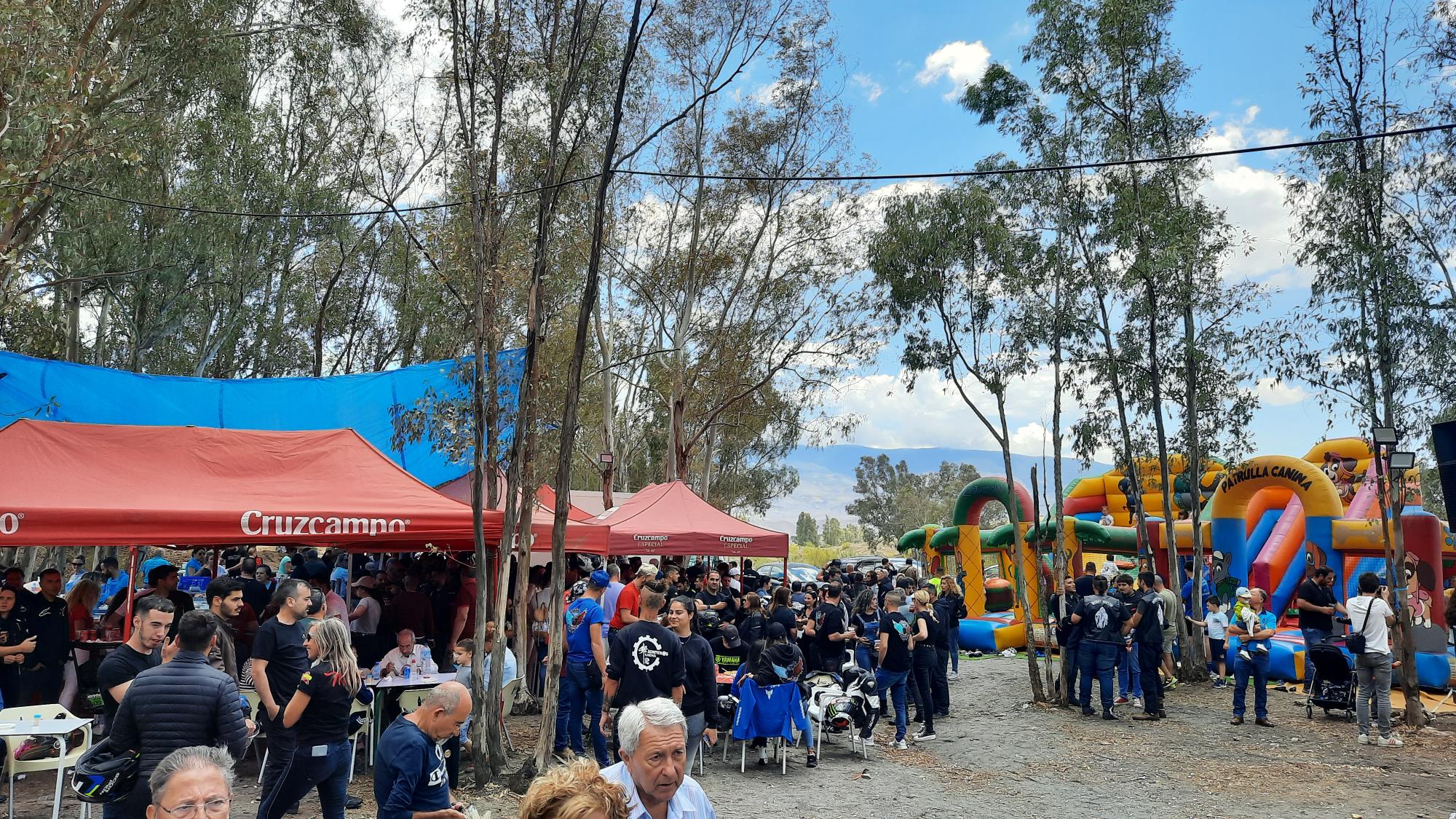Vecinos y visitantes se han reunido en el paraje Las Maravillas para celebrar una de las fiestas más populares de la localidad 